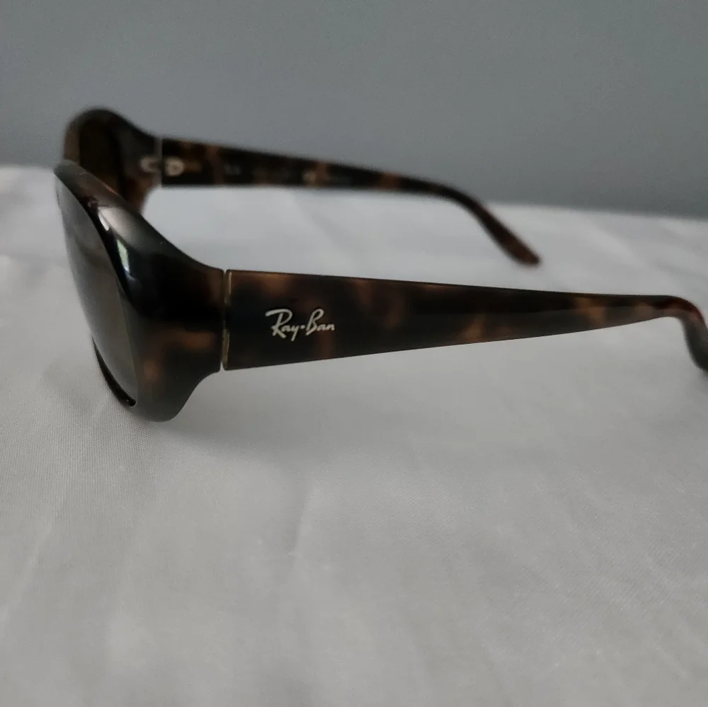 Women's Ray Ban polarized sunglasses with case - Picture 3 of 8